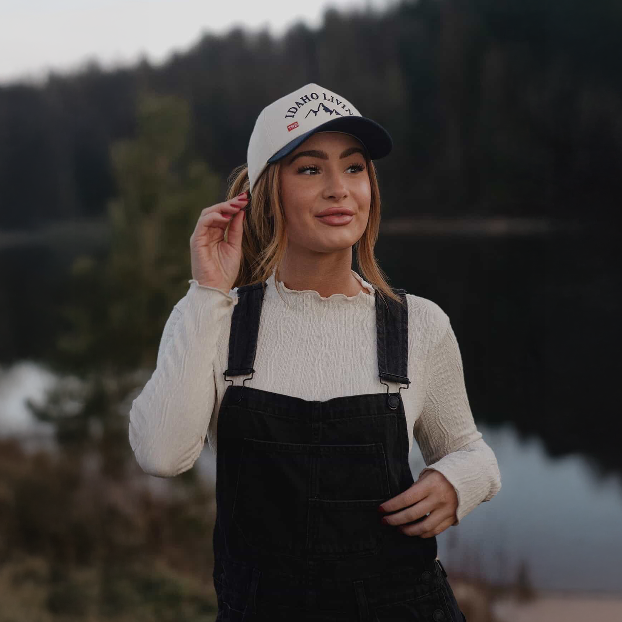 Mountain Peak Retro Hat - Beige/Navy